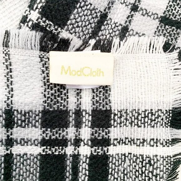 ModCloth black white‎ plaid eyelash fringe blanket scarf - Picture 2 of 6